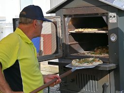 Hitzkuchenverkauf Aktion für Pfr. Michael Cobb